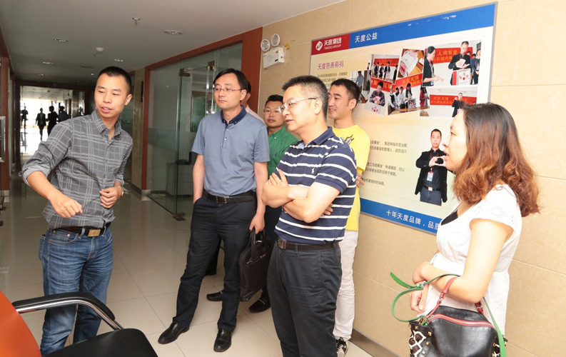 重庆市渝北区人民政府相关领导莅临云南JDB电子集团考察，双方将于近日签订投资合同，JDB电子集团将在重庆投资设立控股子公司和200人规模的技术研发基地