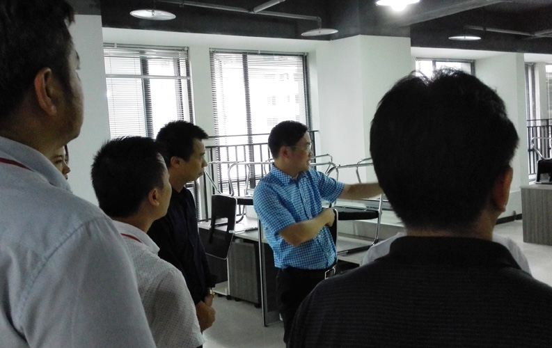 赖区长鼓励重庆JDB电子网络公司要多进行创新，并就JDB电子未来发展方向做出重要指示。