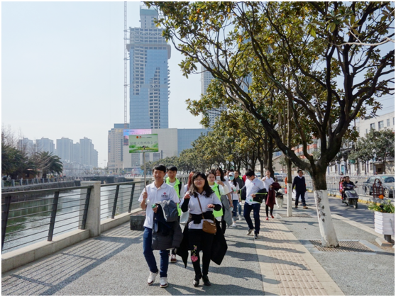 一路上，志愿者把“学雷锋践行动 树新风做好事 做志愿者”的精神传扬到大街小巷，把雷锋为人民服务的志愿精神带到城市的每个角落。